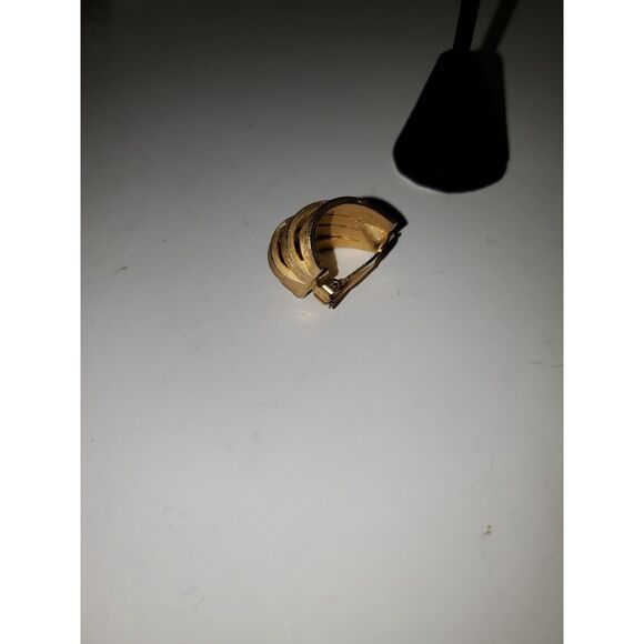 Gold Tone Chunky Earrings Vintage Hong Kong Clip On Back Costume Jewelry - Picture 8 of 11